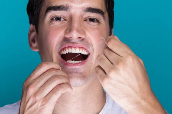 سلامت دندان با استفاده از نخ دندان