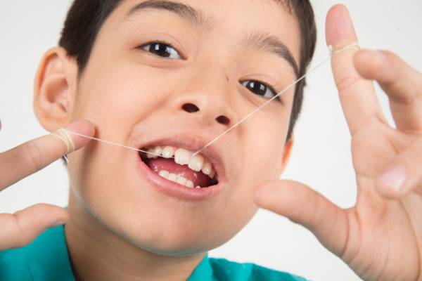 راهنمای استفاده از نخ دندان برای کودکان